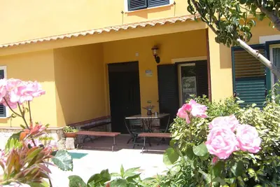 Image de B & B S. Elia Chambre Jaune: Jolie Villa ENTOURÉ Dans Parc Historique Dubini