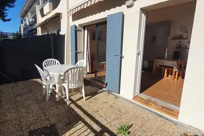 Image de Studio coin nuit dans résidence avec piscine proche plages et commerces