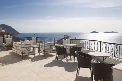 Image de Complexe boutique avec 2 grandes piscines, terrasse tropézienne, vues sur la mer et la montagne