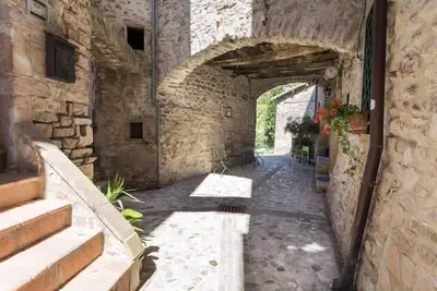 Image de maison en pierre dans une petite tour médiévale près de Spoleto
