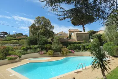 Image de 2 pièces principales climatisé dans résidence avec piscine - vue dégagée