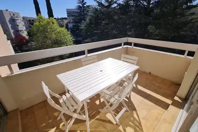 Image de 2p proche des commerces et des plages