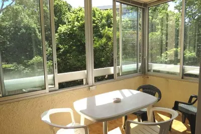 Image de 2p proche commerces et plages