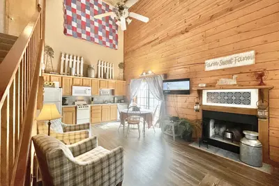 Image de Cabine Woods Edge 5-2 - Aucun Frais De Nettoyage! ! -Super endroit-