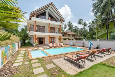 Image de Villa privée de style balinais avec jardin et piscine Zen