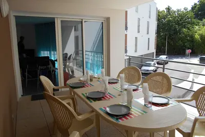 Image de T2 avec sa grande terrasse de 15 m² ( limite Anglet )