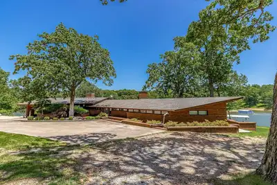 Image de Belle maison au bord du lac avec accès gratuit à la piscine et les glissades de bateau
