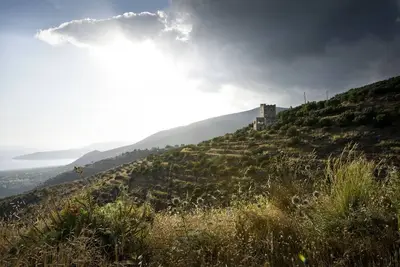 Image de Une tour de 3 étages à Mani
