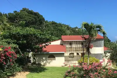Image de Grande Maison de Campagne: échapper à un chalet unique et rustique ouest de Ocho Rios