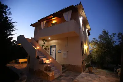 Image de Maison d'hôtes avec vue, comme la famille, animal -Friendly, la qualité grec déjeuner, propre.