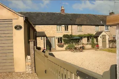 Image de 2 Bdr, 2ba, lit à baldaquin, chambre double avec salle de bains attenante, poêle à bois.