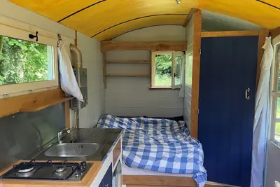 Image de Roulotte de charme pour 2 personnes avec terrasse au calme dans 1 ha de verdure