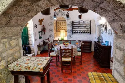 Image de Trulli Corte della Regina - Trulli cerise