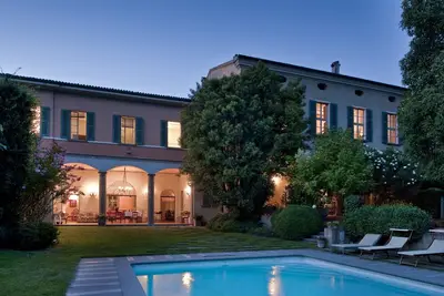 Image de Villa de campagne à Franciacorta - 1000m2 avec piscine et jardin. Lac d'Iseo