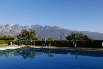 Image de Appartement au bord du lac de Garde avec piscine, court de tennis et belle vue sur le lac