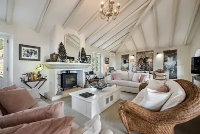 Image de Superbe villa de 5 chambres avec piscine chauffée, vue sur la mer et connexion Wi-Fi gratuite à Almancil