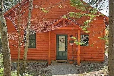 Image de Cabane de montagne immaculée avec vue sur le lever et la montagne