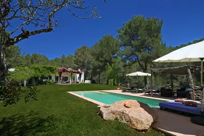 Image de Villa isolée au coeur de l'île complètement entourée par la nature