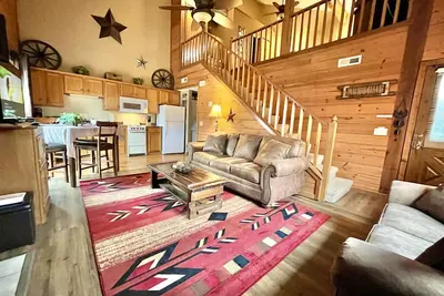 Image de Cabine Woods Edge 4-3 - Aucun Frais De Nettoyage! ! -Super endroit-