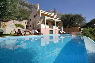 Image de Villa de vacances en bord de mer avec piscine privée et barbecue