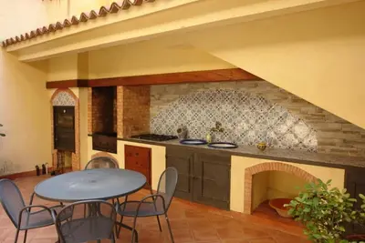 Image de Trois chambres meublées et climatisées avec un jardin et une terrasse