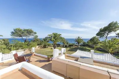 Fantastique villa avec éléments marocains et jardin en bord de mer