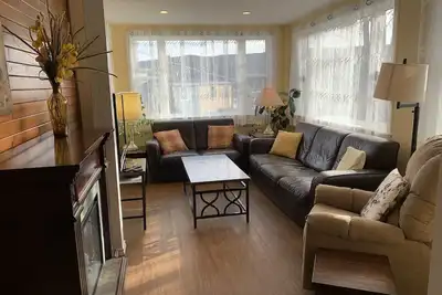 Image de Grand appartement de 2 chambres au rez-de-jardin entièrement meublé au centre-ville