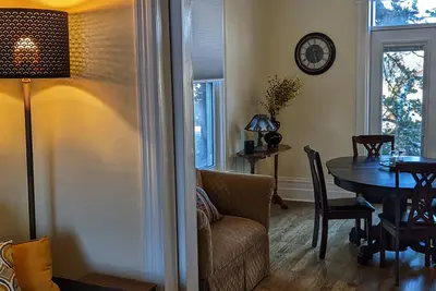 Image de Maison de 2 chambres, à quelques pas du centre-ville, des théâtres, des restaurants et de la rivière.