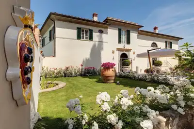 Image de Villa historique dans les collines toscanes avec piscine et jacuzzi