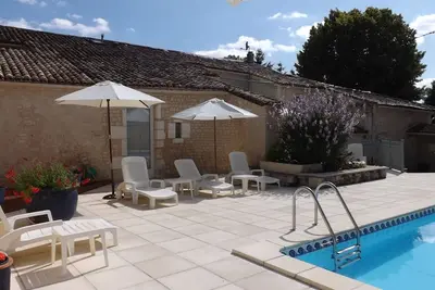 Appartement Ruisseau - une propriété lumineuse et aérée à côté de la piscine.