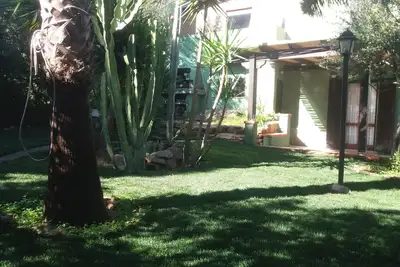 Image de Villa avec jardin près de la plage du campus