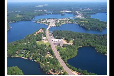 Image de Beau lac paisible + jacuzzi maison avec 3 lits / 3 salles de bain + 2 lits king / 4 lits jumeaux niveau 2