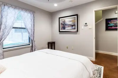 Image de Maison de ville à trois chambres avec garage pour 2 voitures - Centre-ville