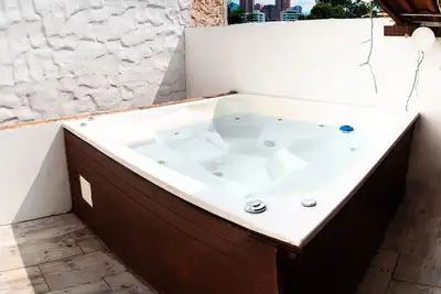 Image de Superbe appartement au milieu de la vie de célibataire amical avec jacuzzi