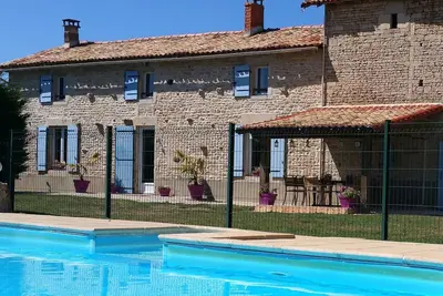 Image de Ferme et Cottage La Ballerie. Piscine chauffée et grange de jeux dans jardin clos.
