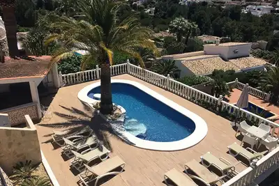 Image de Villa avec piscine et vue mer