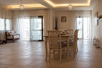 Image de L'appartement en bord de mer fait partie du complexe Villa Omega à Lygaria Beach. En