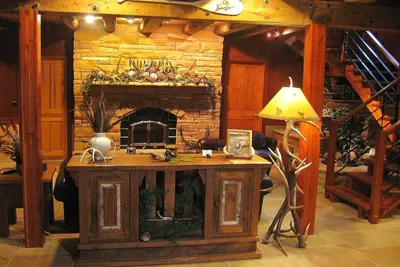 Image de Rustique, élégant 8 000 pi² Ft. Timber Frame Lodge dans le sud-ouest du Wisconsin.