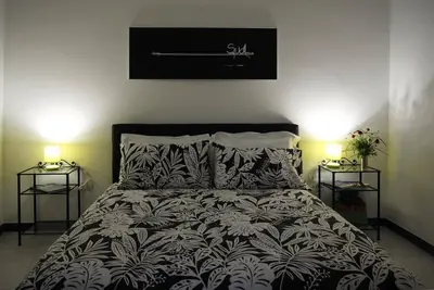 Image de La maison est meublée avec goût dans un style moderne