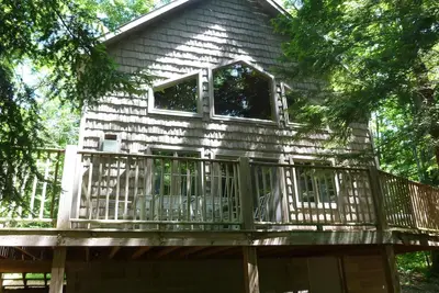 Image de Walloon Lake Guest House Cottage ~ Escapade belle et isolée!