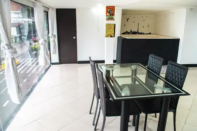 Image de Incroyable appartement convivial pour les fêtes au cœur de la vie nocturne avec jacuzzi