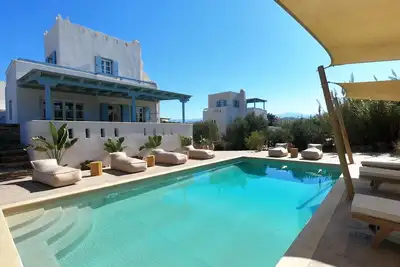Image de Seaside Naxos • 2 Villas • Piscine privée • 7 chambres / 6 salles de bain • Sleeps18 @ Plaka