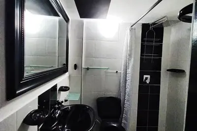 Image de Génial Apt Bachelor amical au milieu de la vie nocturne