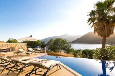 Sur le front de mer de la baie de Kalamar à Kalkan, et à moins de 1 min à pied de la plage