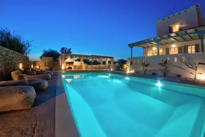 Image de Seaside Naxos • 3 Villas • Piscine privée • 11bdr / 10 Bain • 28 personnes