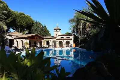 Image de Magnifique villa avec piscine entourée d'un joli jardin