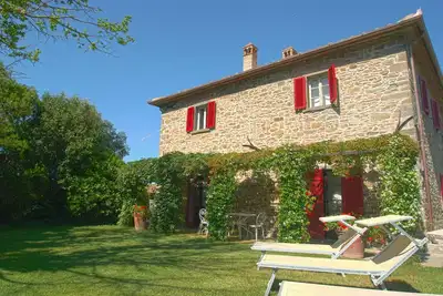 Image de Villa il Giuggiolo, ancienne maison de campagne avec piscine à Azienda Fontelunga