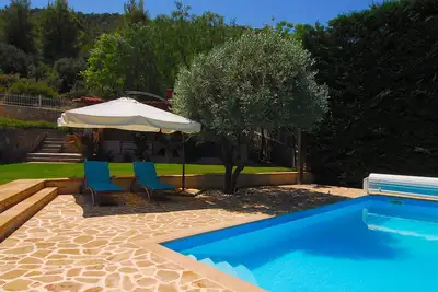 Image de Un endroit paisible moderne avec une piscine privée, jardin et barbecue