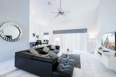 Image de Totalement rénové - Villa Disney moderne (West Haven) The Manors