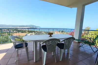Image de Vue imprenable sur le golfe d'Agropoli avec vue jusqu'à l'île de Capri.